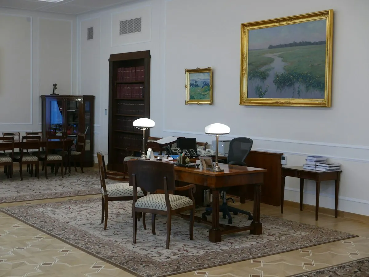 Escritório com decoração clássica